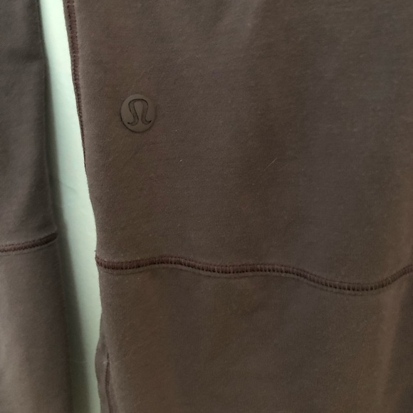 Women’s Lululemon long sleeve shirt. Size 8/10 - Picture 3 of 6